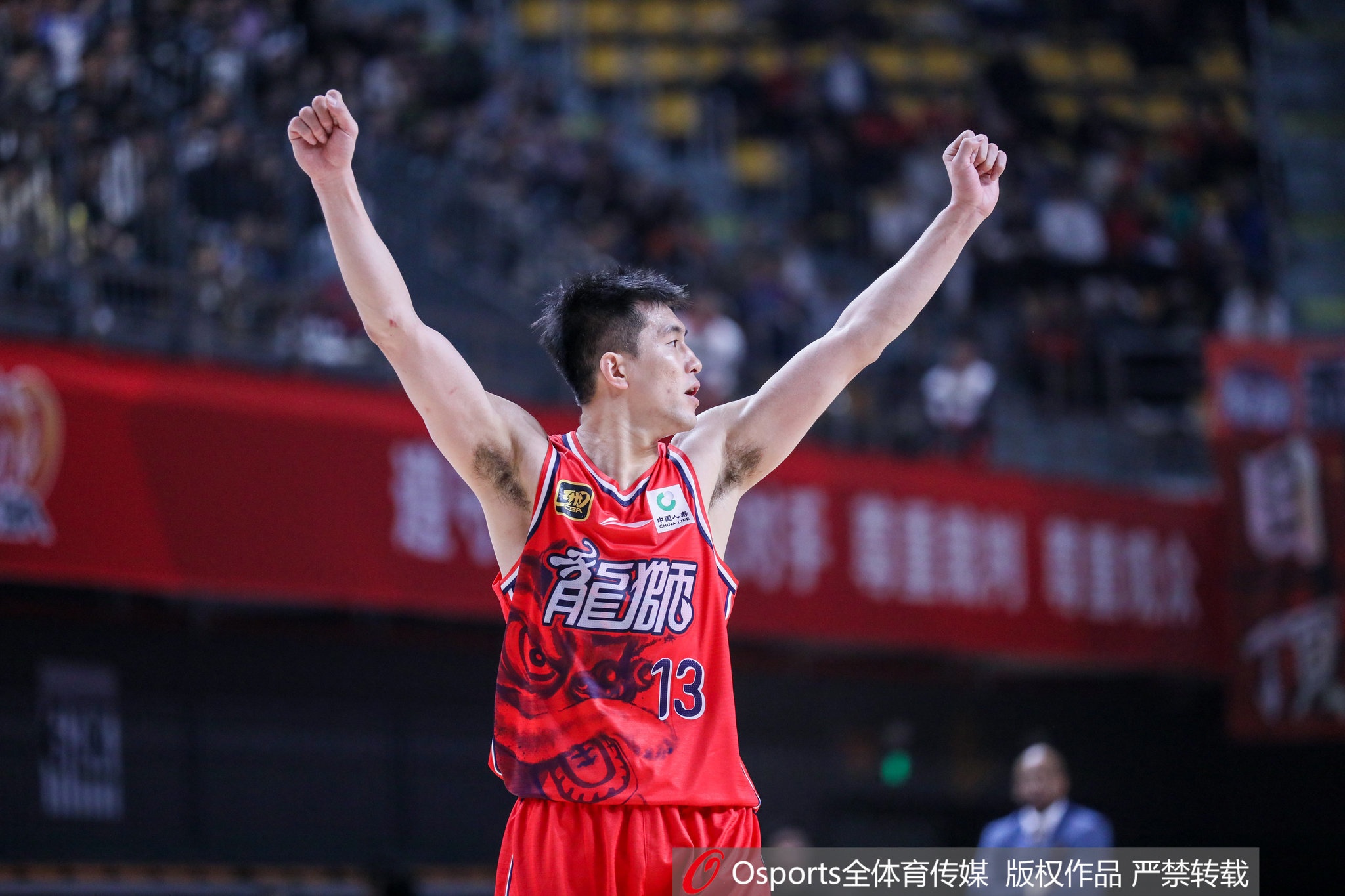 c7娱乐公司-队内气氛不错！郭艾伦“抱怨”徐昕：就是你害大家还得加班！