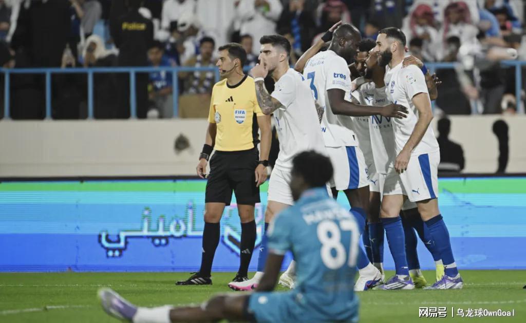 c7娱乐官网-踢疯了！首秀帽子戏法！前皇马巨星抢C罗风头，夺冠热门赛季不败